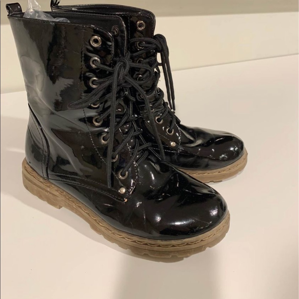 Size 7.5 CA Collection by Carrini Black Shiny Boots
